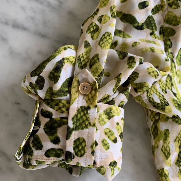 Jones New York Sport chartreuse snakeskin print blouse fold up sleeve size M - Picture 4 of 8